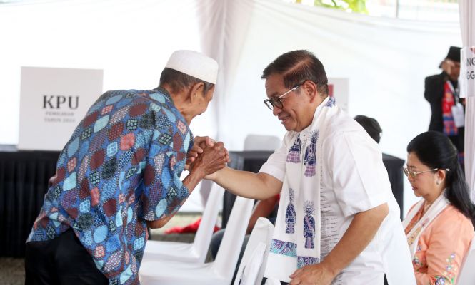 Pramono Anung dan Keluarga Mencoblos di TPS 046 Cipete