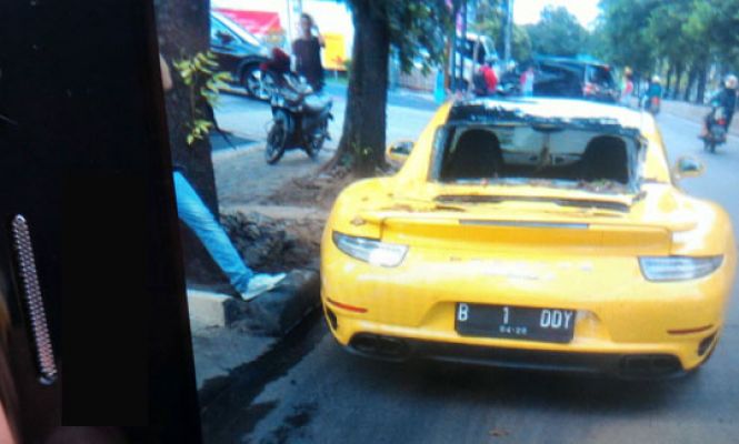 Bruk! Super Car Mewah Ringsek Tertimpa Pohon