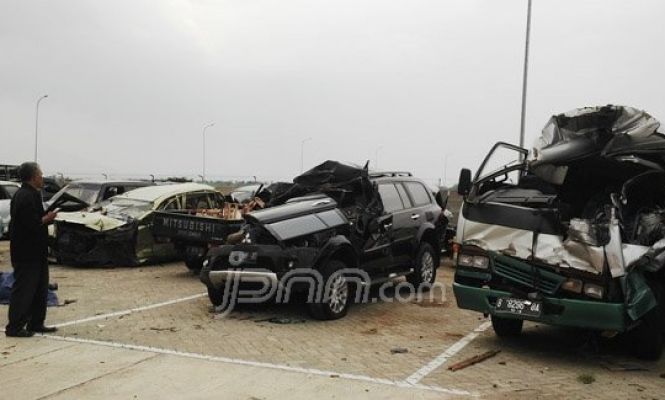 Inilah Bangkai-bangkai Kendaraan yang Kecelakaan di Tol Cipali