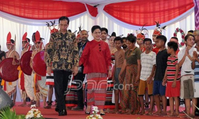 Bersama Ibu Negara, Presiden Jokowi Hadiri Perayaan Natal Bersama