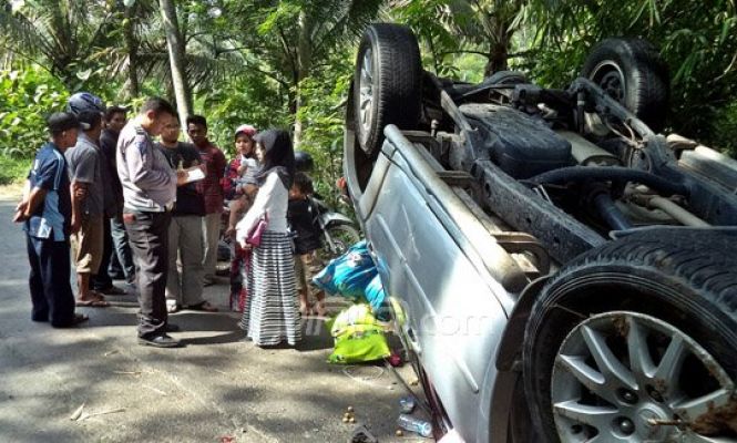 Kehilangan Kendali, Pajero Terbalik Usai Bersenggolan dengan Mikrobus