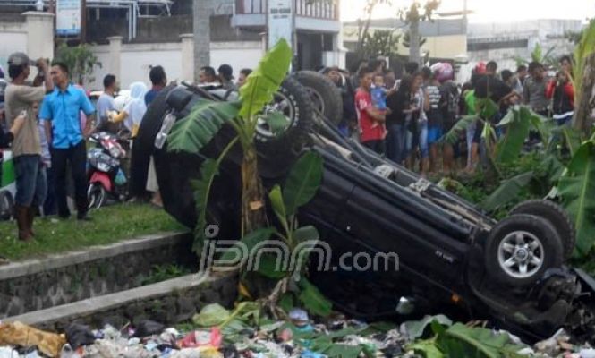 Hajar Motor, Mobil Ini Terbang dan Terkapar di Kebun