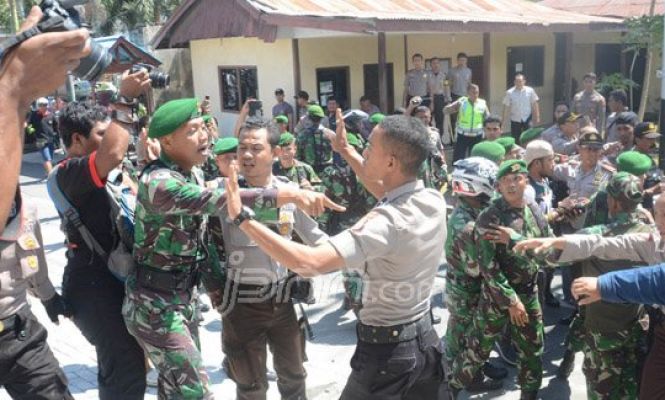 NGERI! Pasukan TNI dan Anggota Polres Ternate Nyaris Bentrok