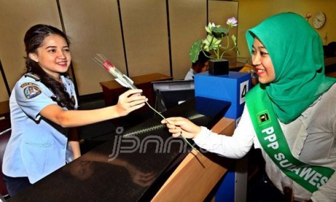 Ucapkan Terima Kasih, Kader Wanita PPP Bagikan Bunga Mawar