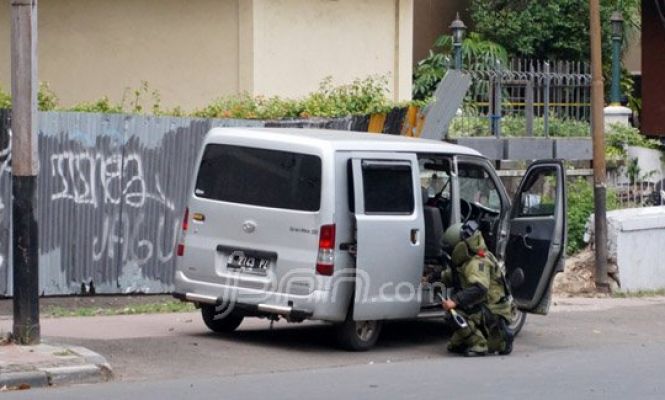 Diduga Mobil Pelaku, Tim Gegana Lakukan Pemeriksaan