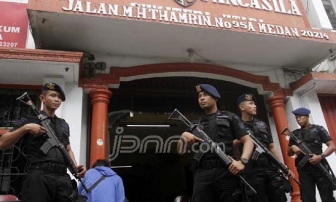 Anggota Brimob Jaga Ketat Kantor Ormas di Medan