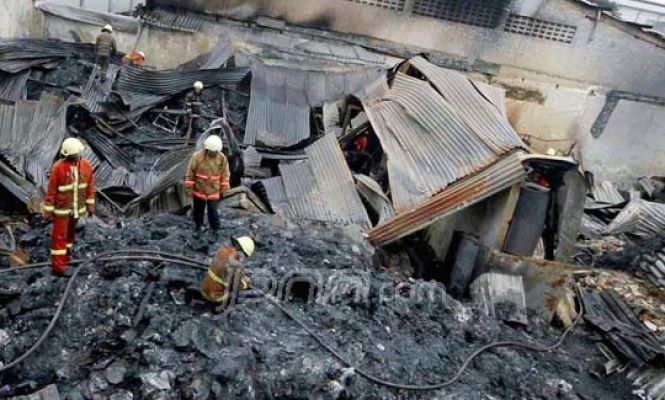 Kebakaran Hebat Hanguskan Pabrik Pengolahan Limbah di Cigondewah