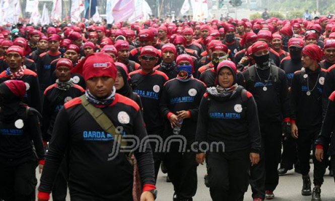 Buruh Tolak Upah Murah dan PHK Massal