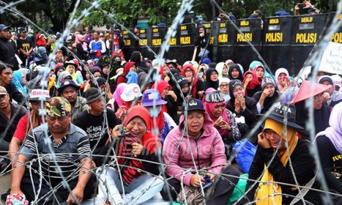 Hingga Kini Ratusan Honorer K2 Masih Bertahan di Depan Istana