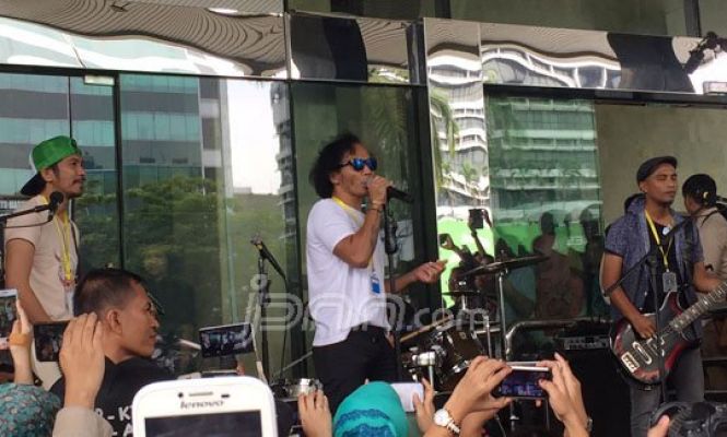 Konser di KPK, Slank Bunga dengan Lantunan 'Seperti Para Koruptor'