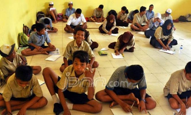 Pengadaan Bangku dan Meja Molor, Siswa SMPN Tawaeli Palu Belajar di Lantai
