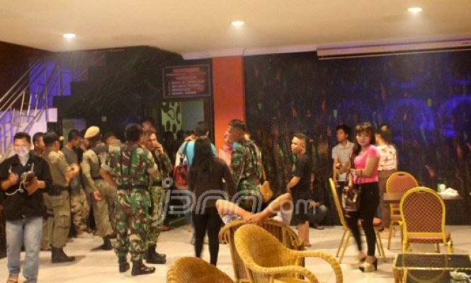 Petugas Gabungan Merazia Sejumlah Tempat Karaoke di Gorontalo
