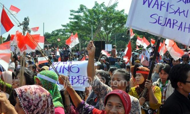 Ratusan Pedagang Pasar Sumber Sambangi Kantor Bupati Cirebon
