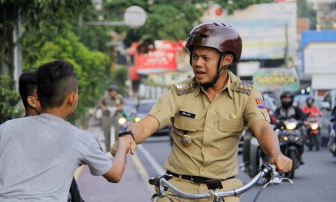 Bersama Anak-anak, Bima Arya Jaga Jalur Sepeda dari Pemotor