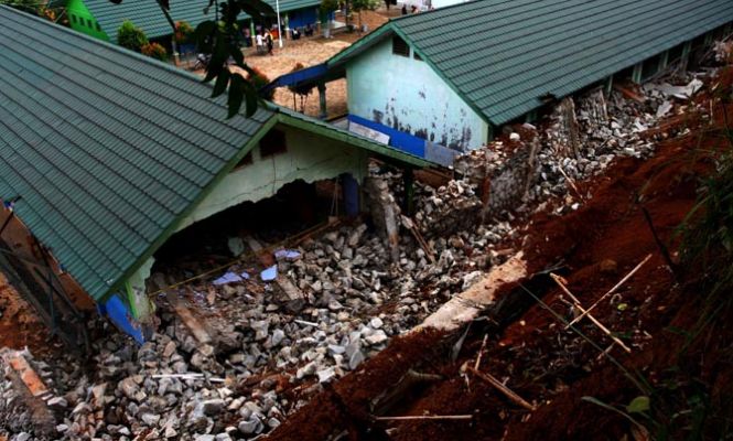 Hujan, Longsor Hantam Bangunan Sekolah Hingga Hancur