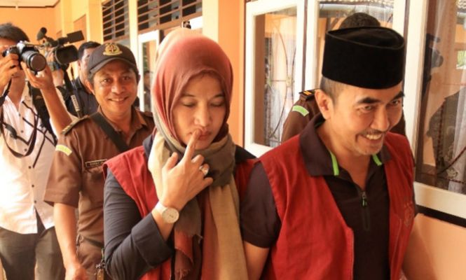 Masuki Ruang Sidang, Gatot Gandeng Mesra Istri Tercinta