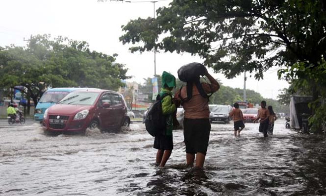 Sejumlah Ruas Jalan di Makassar Tergenang Banjir