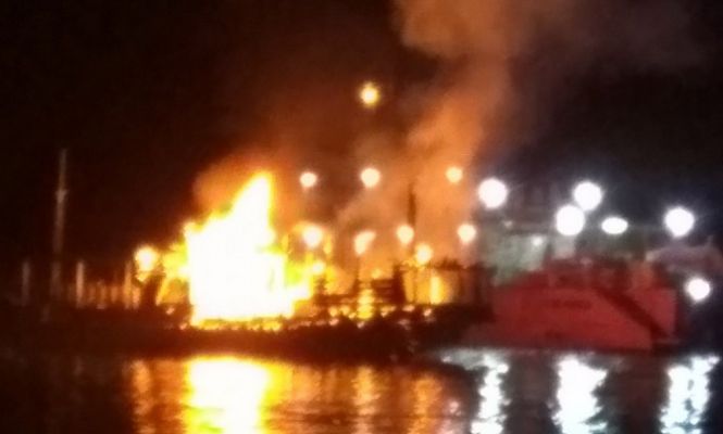 Sebuah Kapal Pesiar Terbakar di Labuan Bajo