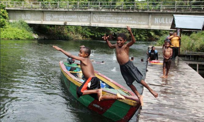 Anak-anak Distrik Sentani Timur