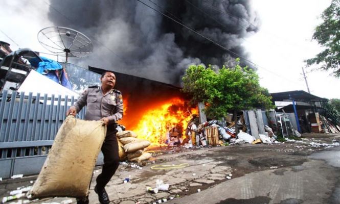 Si Jago Merah Amuk Gudang Daur Ulang Plastik Lawang