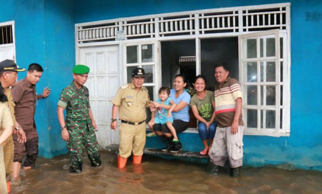 Bupati Minahasa Tenggara Berikan Santunan Bagi Korban Banjir