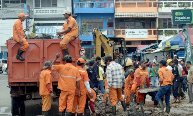 Pemkot Jambi Gotong Royong Bersihkan Gorong-gorong