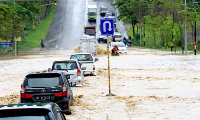 Hujan Lebat, Jalan-Jalan di Balikpapan Tergenang