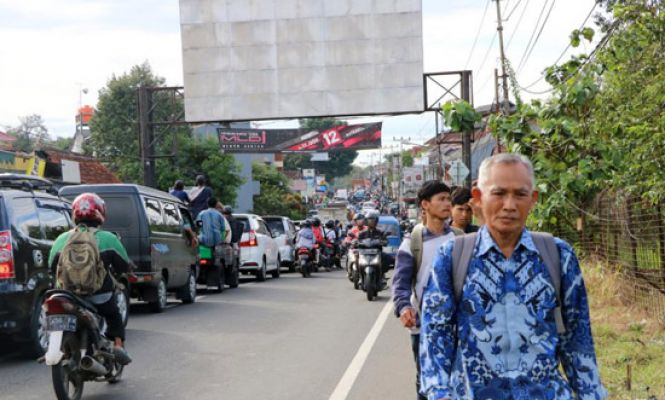 Angkot Mogok, Warga Terpaksa Berjalan Kaki