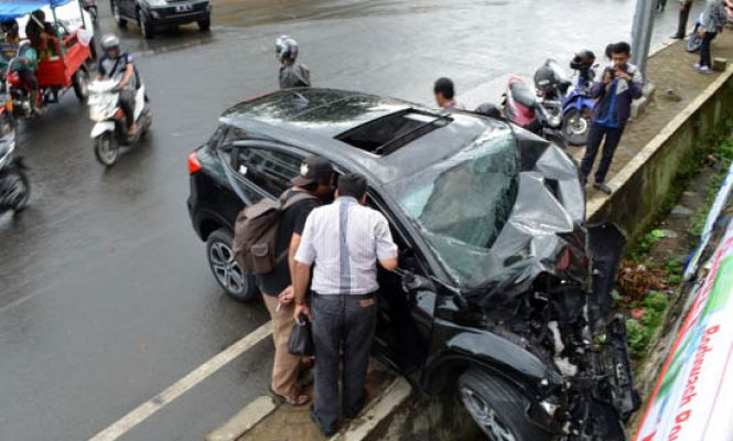 Diduga Teler, Honda HR-V Hantam Tembok Pinggir Jalan