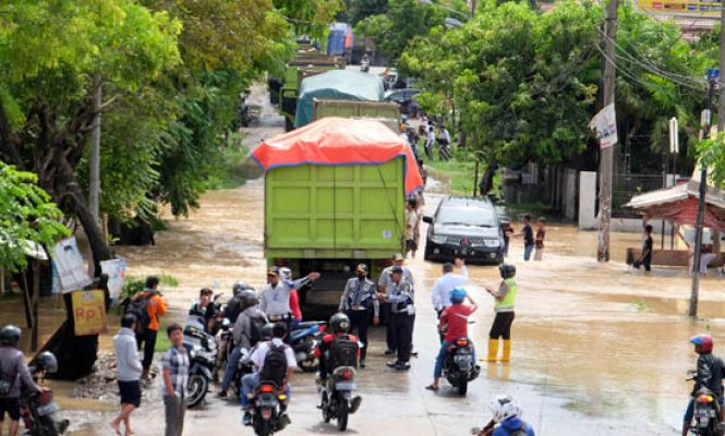 Banjir, Jalan Raya Anyer Macet Total