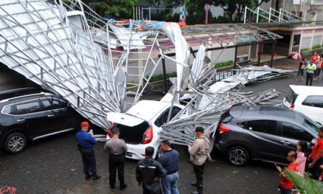 Hujan Badai, Atap BPK Penabur Bandung Ambruk