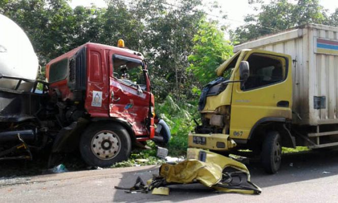 Mengantuk, Dua Truk Terlibat Adu Banteng