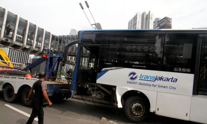 Bus Transjakarta Tabrak Pembatas Jalan