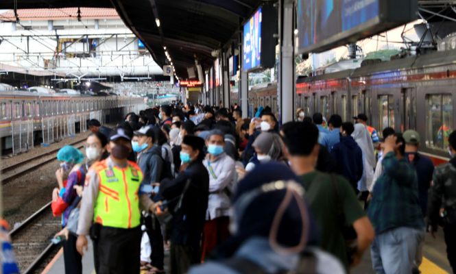 Pembatasan Pengunjung Stasiun dan Penumpang KRL