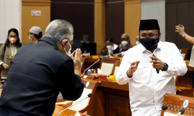 Gaya Menag Yaqut Saat Bahas Penyelenggaraan Ibadah Haji