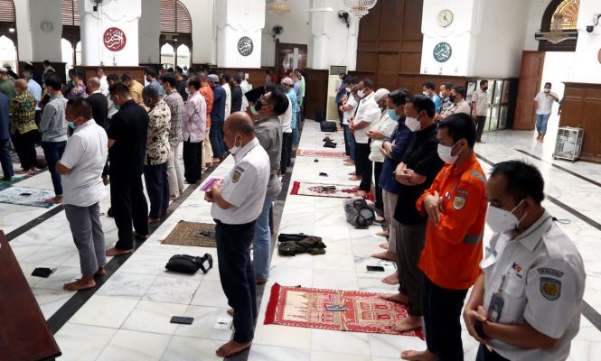 Kasus Covid-19 Melandai, Saf Salat Kembali Merapat