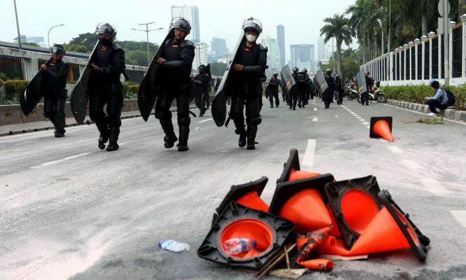 Kapolda Metro Jaya dan Jajaran Bubarkan Demonstran