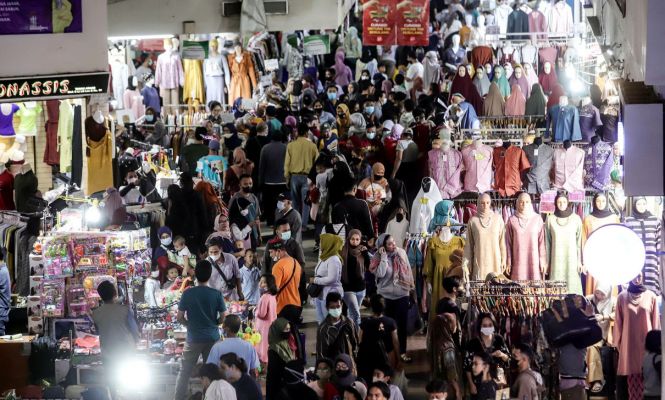 Jelang Lebaran, Pasar Tanah Abang Dipadati Pengunjung