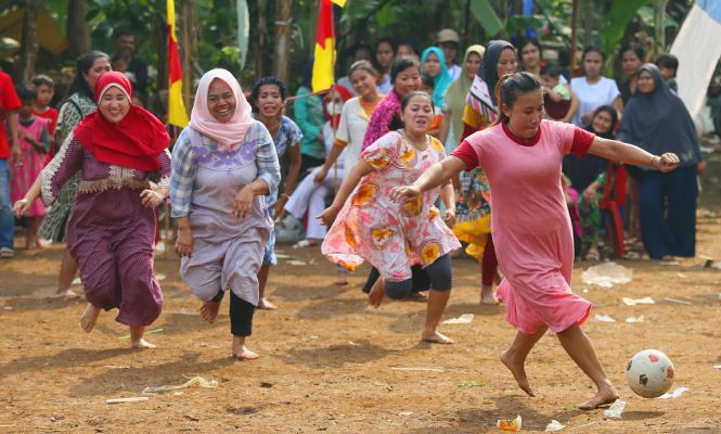 Keseruan Ibu-Ibu Ikut Lomba Agustusan