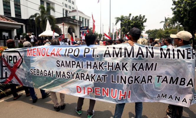 Unjuk Rasa di Depan Gedung OJK