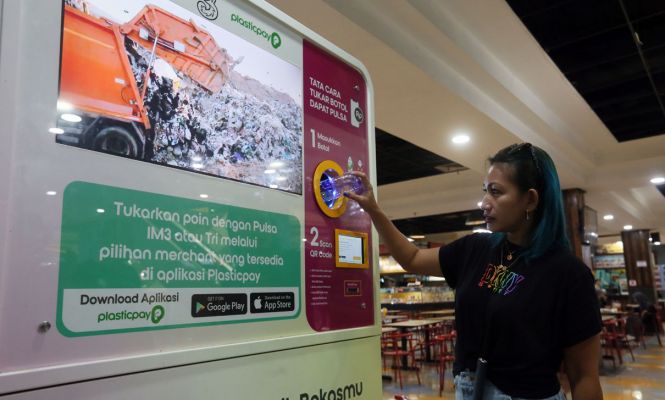 Tukarkan Botol Plastik dengan Pulsa IM3 dan Tri Melalui RVM