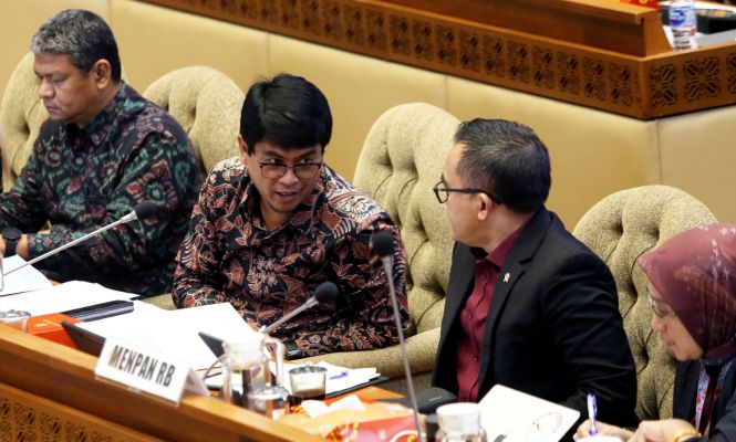 Komisi II DPR Raker dengan Menpan-RB dan Kepala BKN