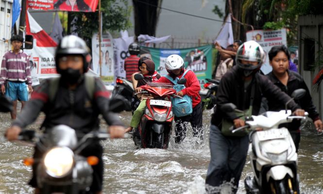 Jalan Pusdiklat Depnaker Jaktim Terendam Banjir