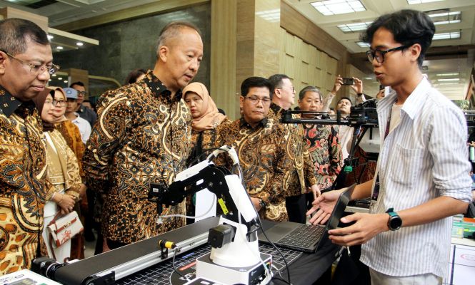 Penyerahan Alat Peraga Robotik untuk SMK Lingkungan BPSDMI