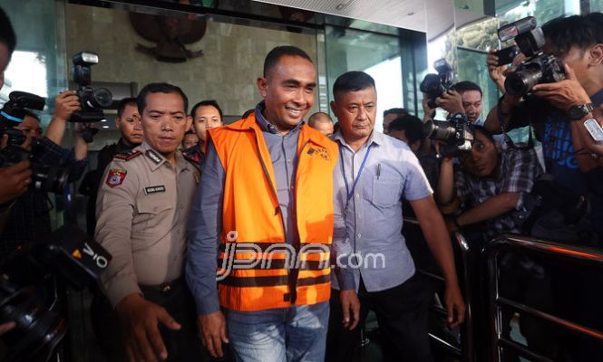 KPK Tahan Bupati Buton Samsu Umar Samiun