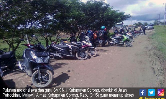 Siswa dan Guru Kompak Tutup Jalan Pakai Sepeda Motor