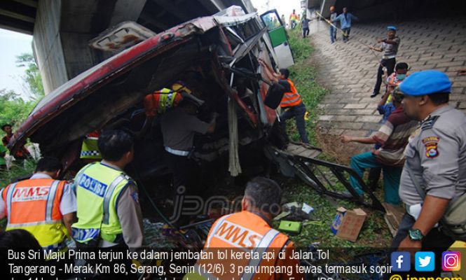 Terjun Keluar Tol, Tiga Penumpang Tewas Seketika