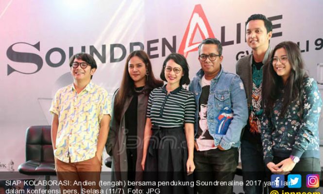 Andien (tengah) Bersama Pendukung Soundrenaline 2017