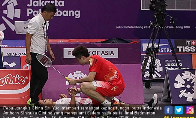 Cedera, Ginting Dibawa Keluar Lapangan