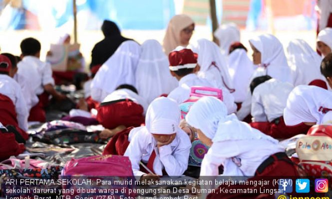 Siswa SD Belajar di Sekolah Darurat